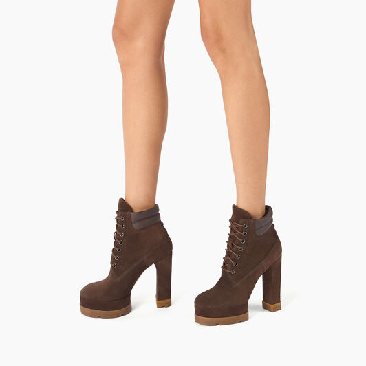 Casadei Nancy Laced Suede Ankle Boots حليبي 1R461Y1201C1833